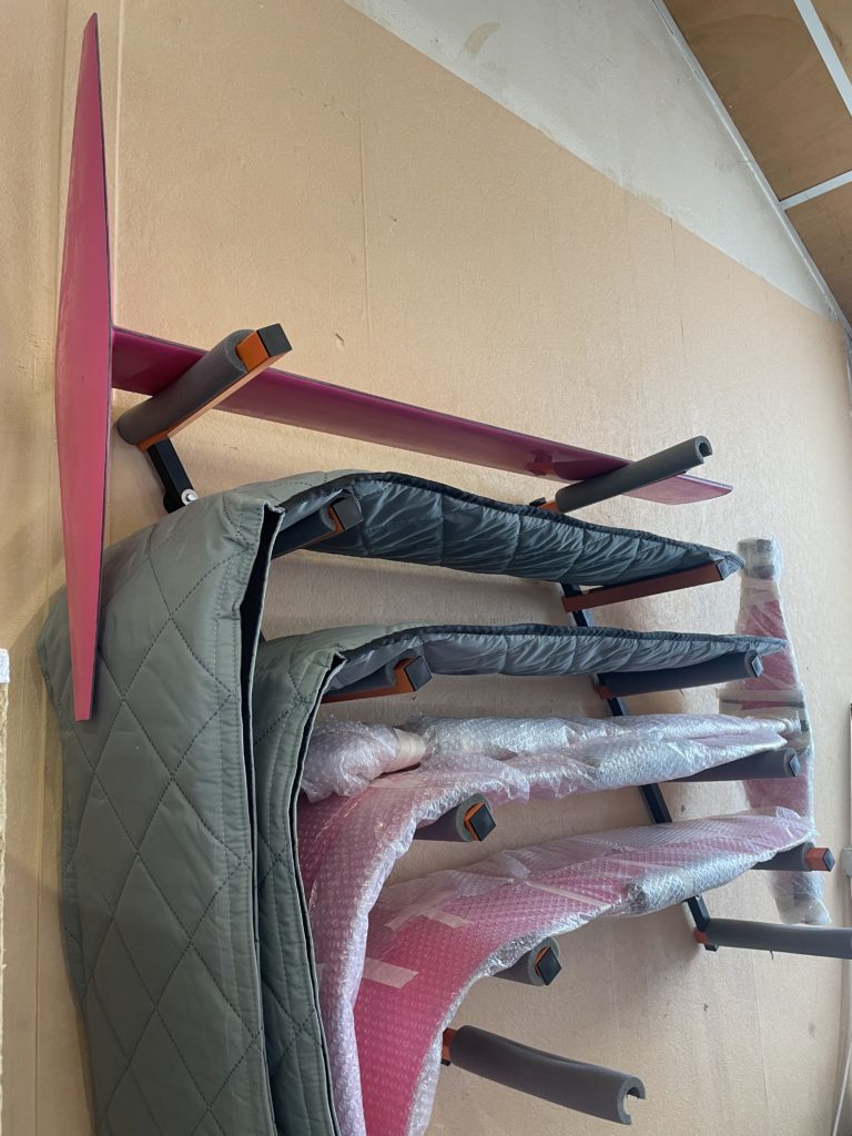 Les foils en composite sont rangés dans l'atelier de BirdyFish